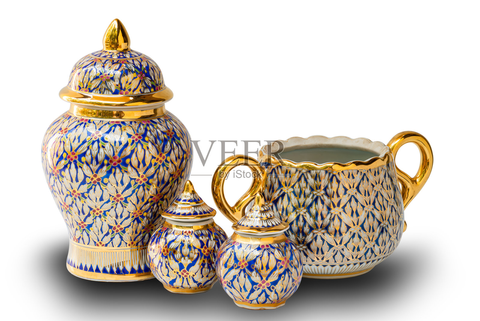 各种美丽的泰国风格的瓷器，Benjarong。在白色背景与剪辑路径。照片摄影图片