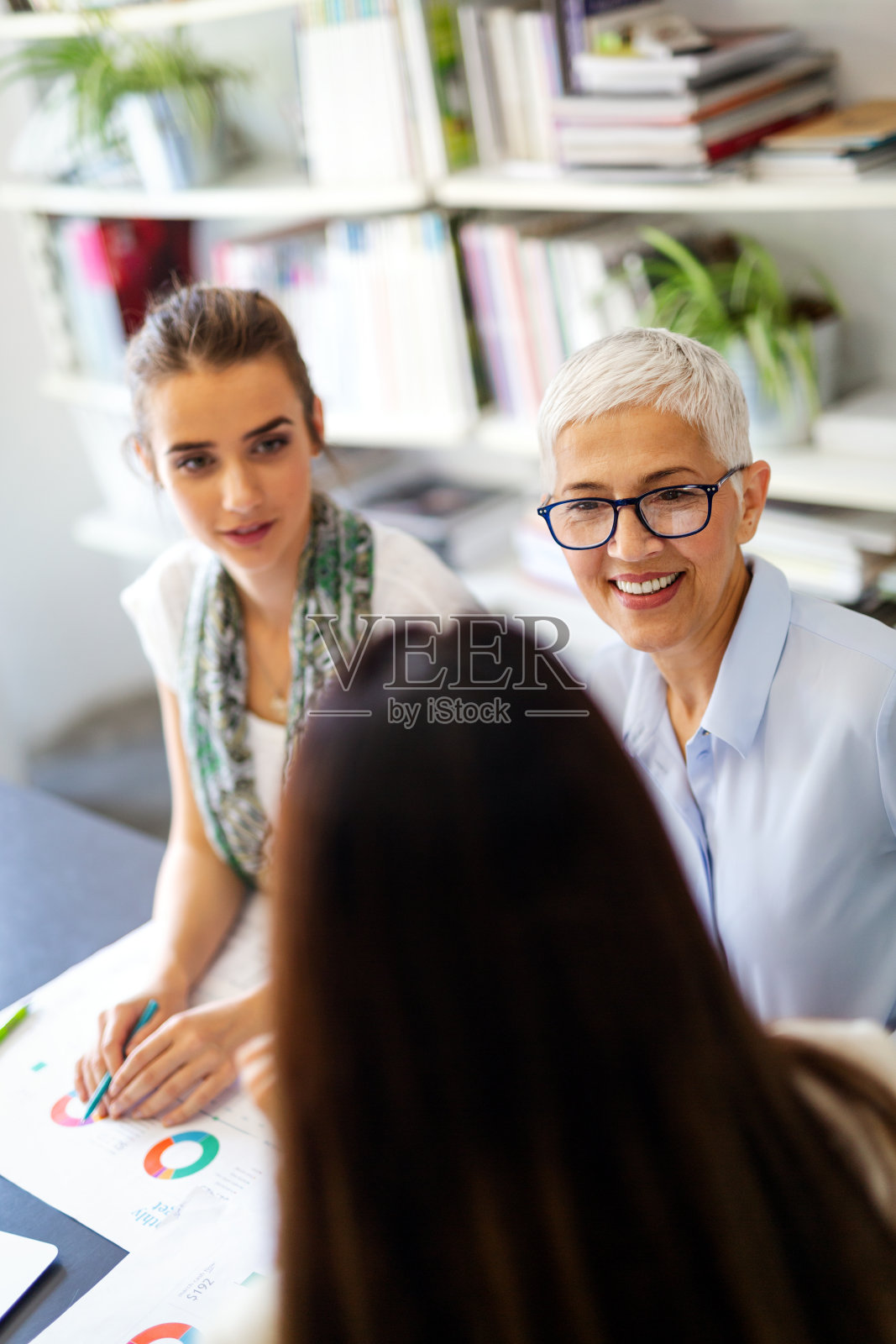 快乐的商业女性在办公室开会时作为一个团队工作的肖像照片摄影图片