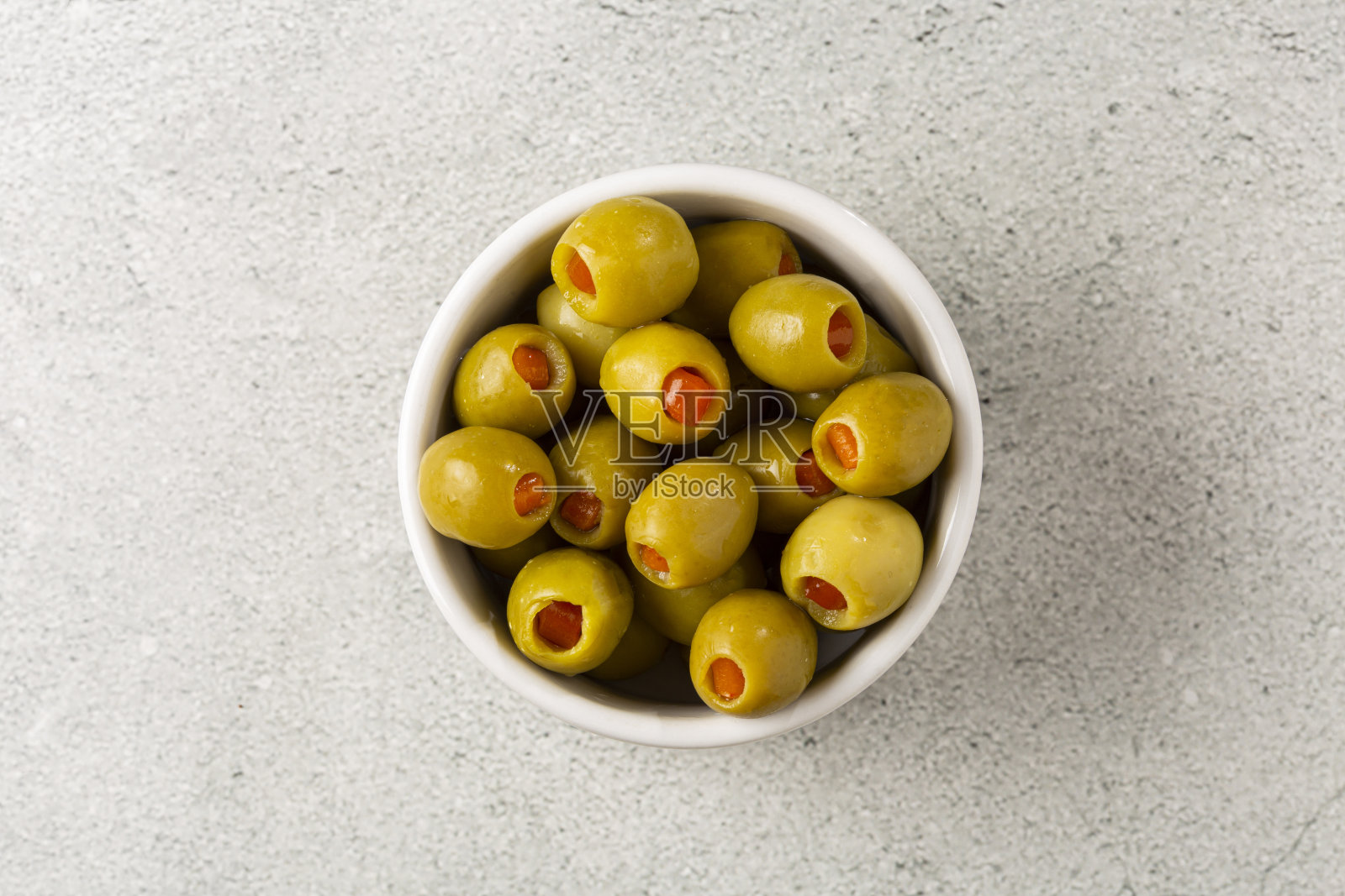 在碗里塞青橄榄。照片摄影图片