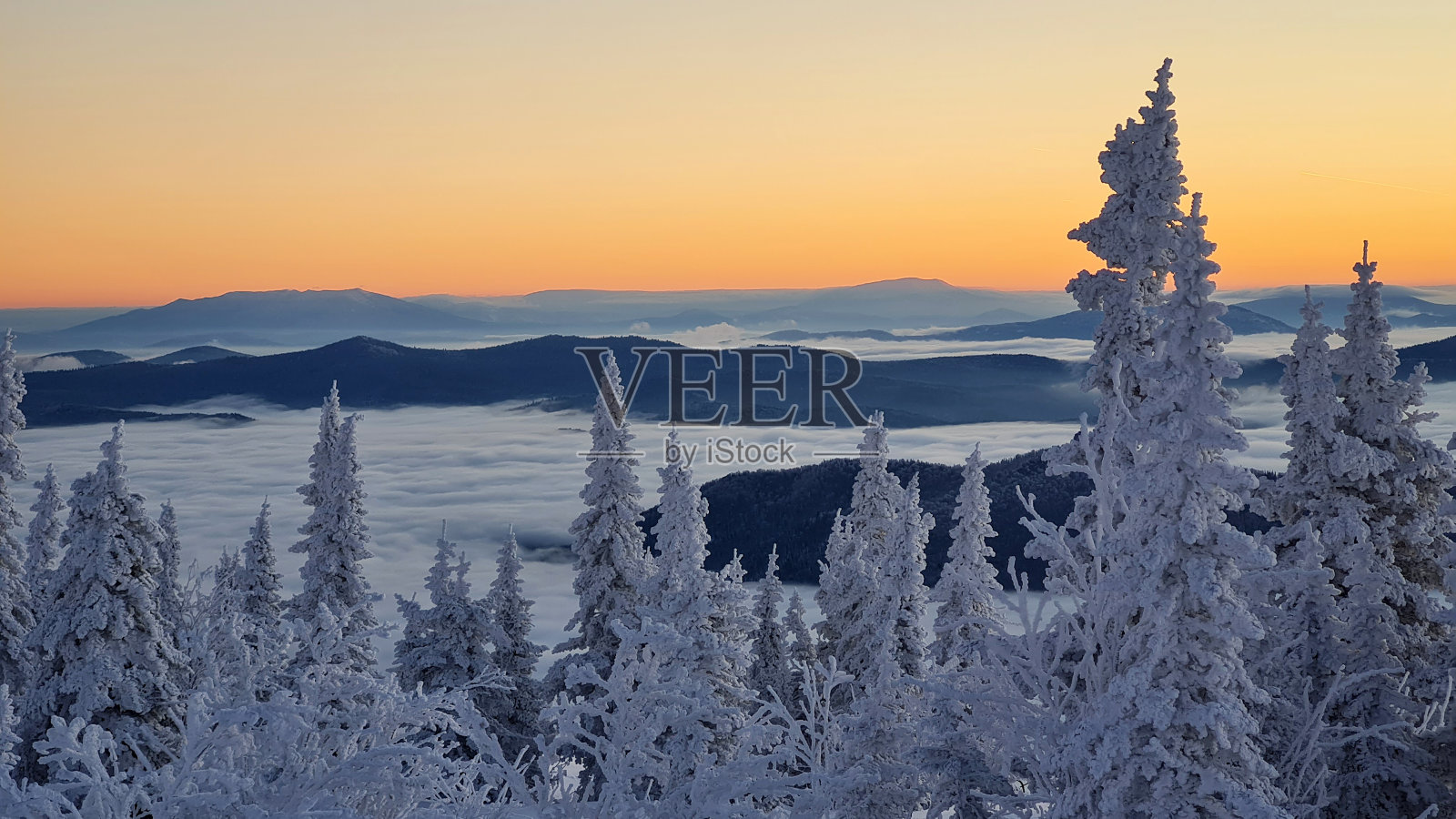 雄伟的日落在冬季山脉景观。戏剧性的天空照片摄影图片