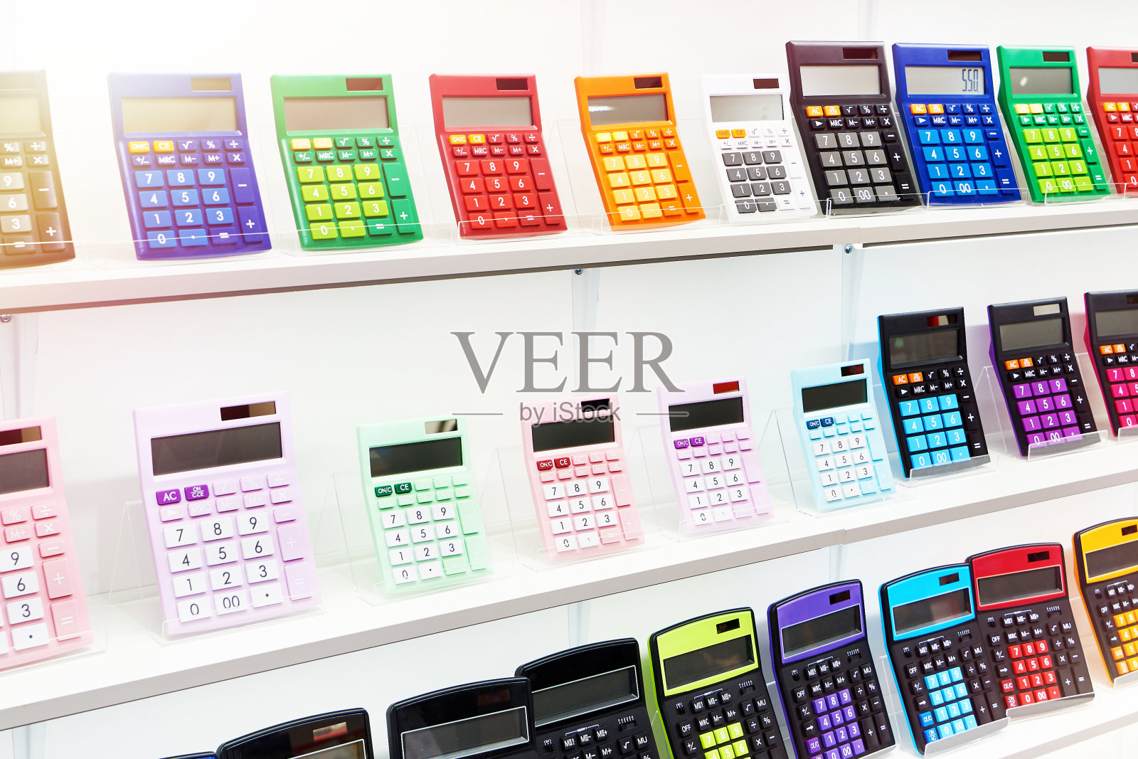 文具店里五颜六色的计算器照片摄影图片
