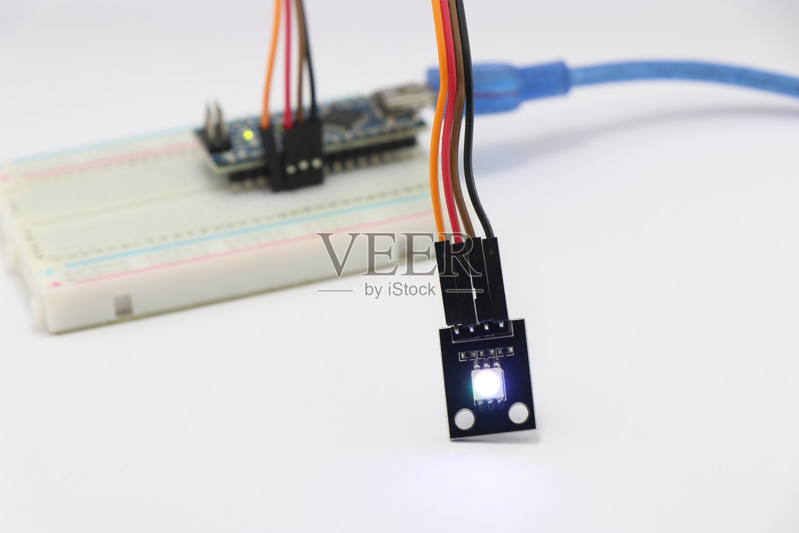 ARGB LED模块采用跳线连接到面包板上，各种电子部件结合在一起，使惊人的科学项目照片摄影图片