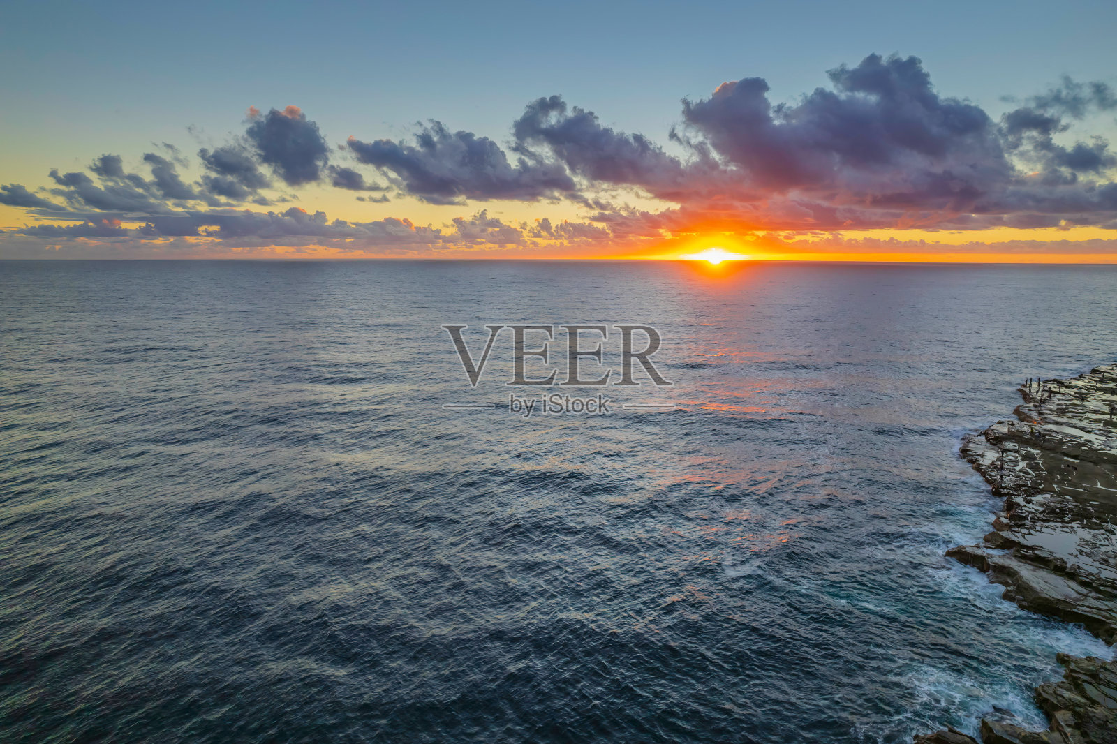 云海上的空中日出照片摄影图片