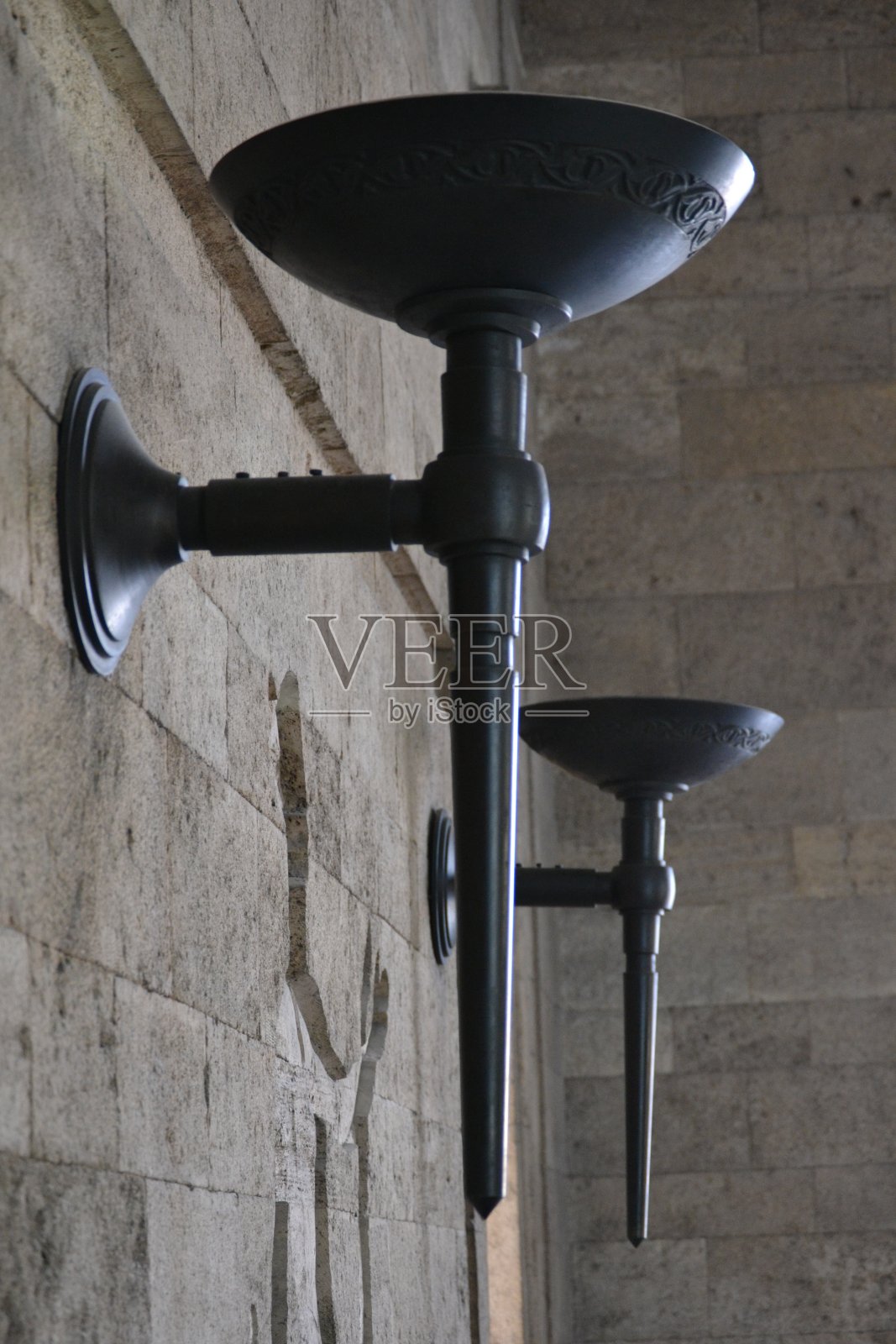 火炬在墙上，但没有从铸造燃烧照片摄影图片