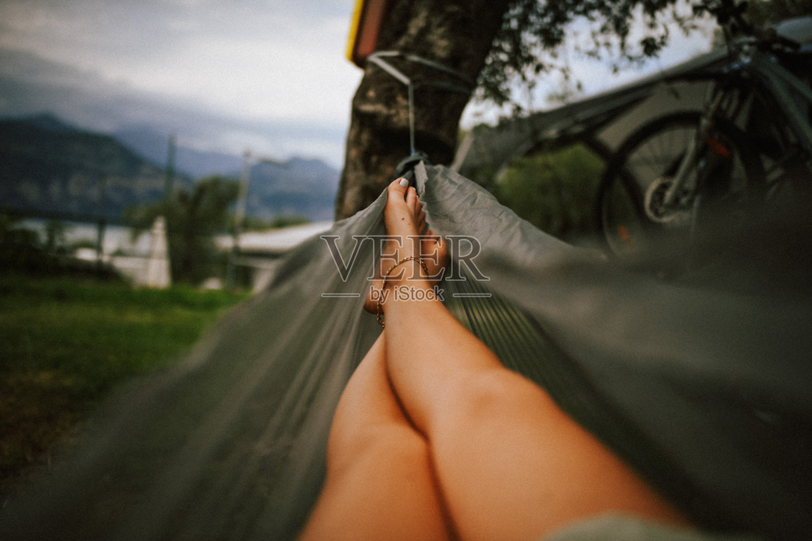 在吊床上瑟缩照片摄影图片