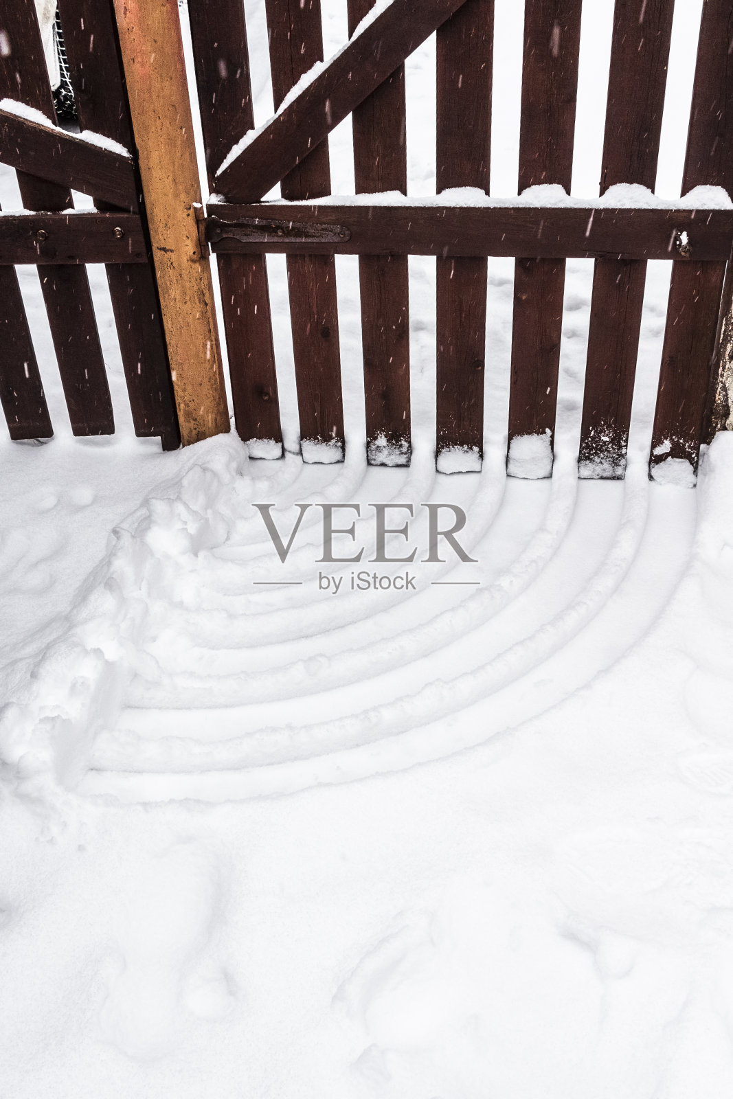 大门上的雪留下了痕迹照片摄影图片