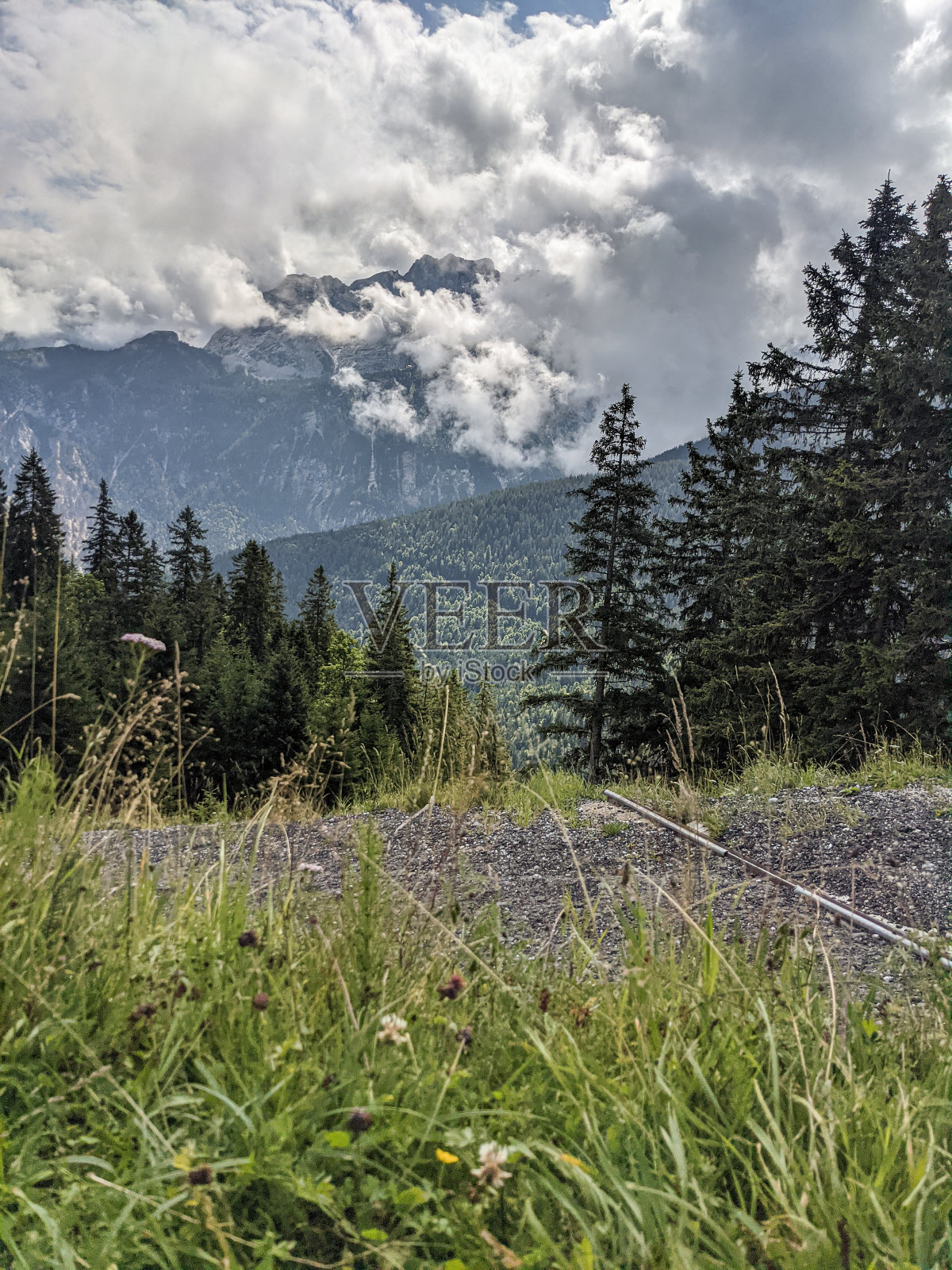 云中有山，绿树成荫照片摄影图片