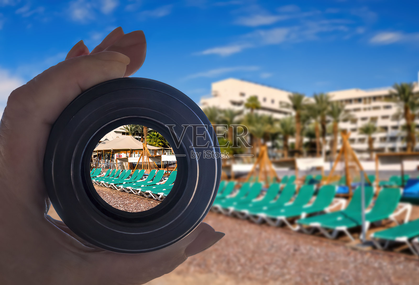 透过镜头看埃拉特旅游度假区，背景虚化照片摄影图片