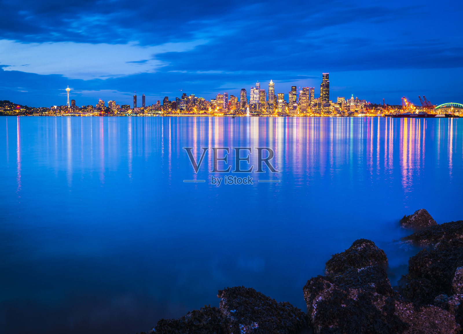 西雅图城市的天际线与水中的倒影，西雅图，华盛顿，美国。照片摄影图片