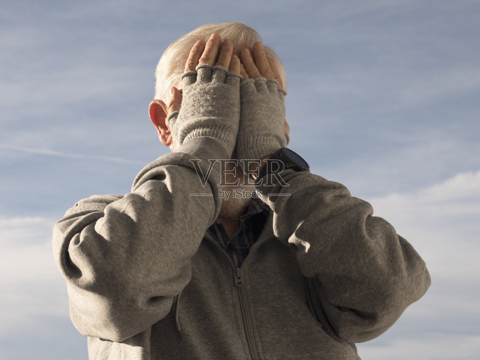 老年男人用手捂住脸照片摄影图片