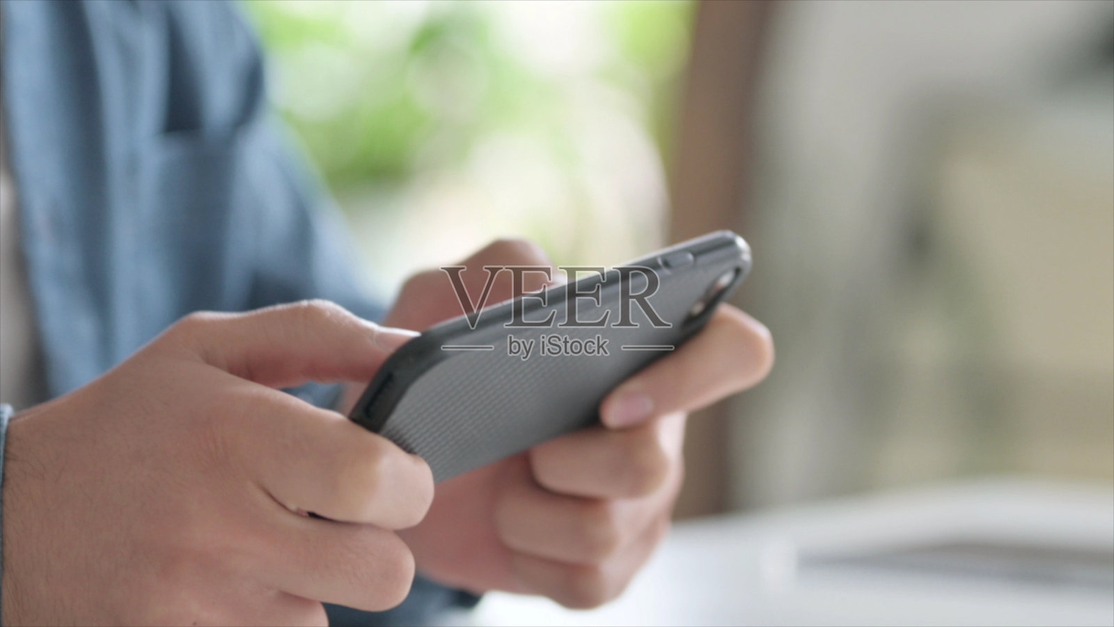 男人玩智能手机游戏的特写照片摄影图片