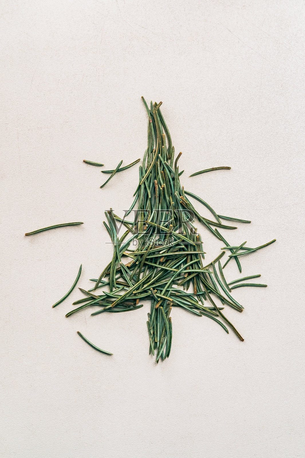 一棵用掉落的云杉针叶做成的圣诞树挂在塑料窗台上照片摄影图片