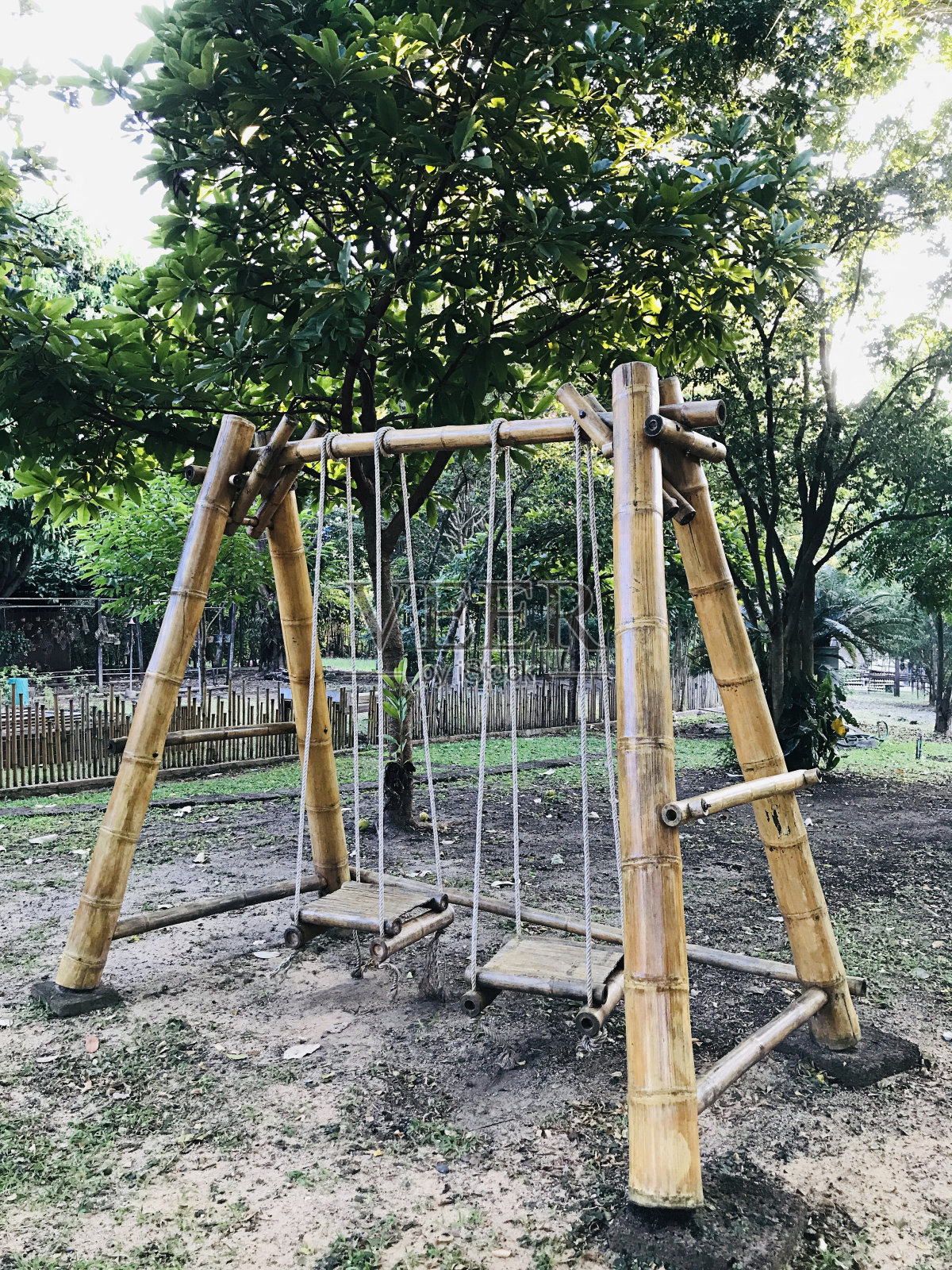 泰国花园中的竹子秋千。照片摄影图片