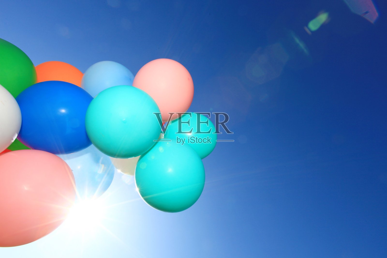 气球飞向天空照片摄影图片