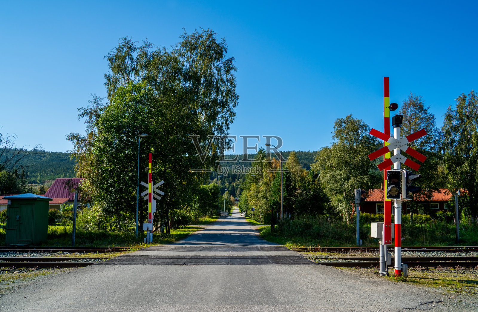 挪威乡村地区的铁路穿越照片摄影图片