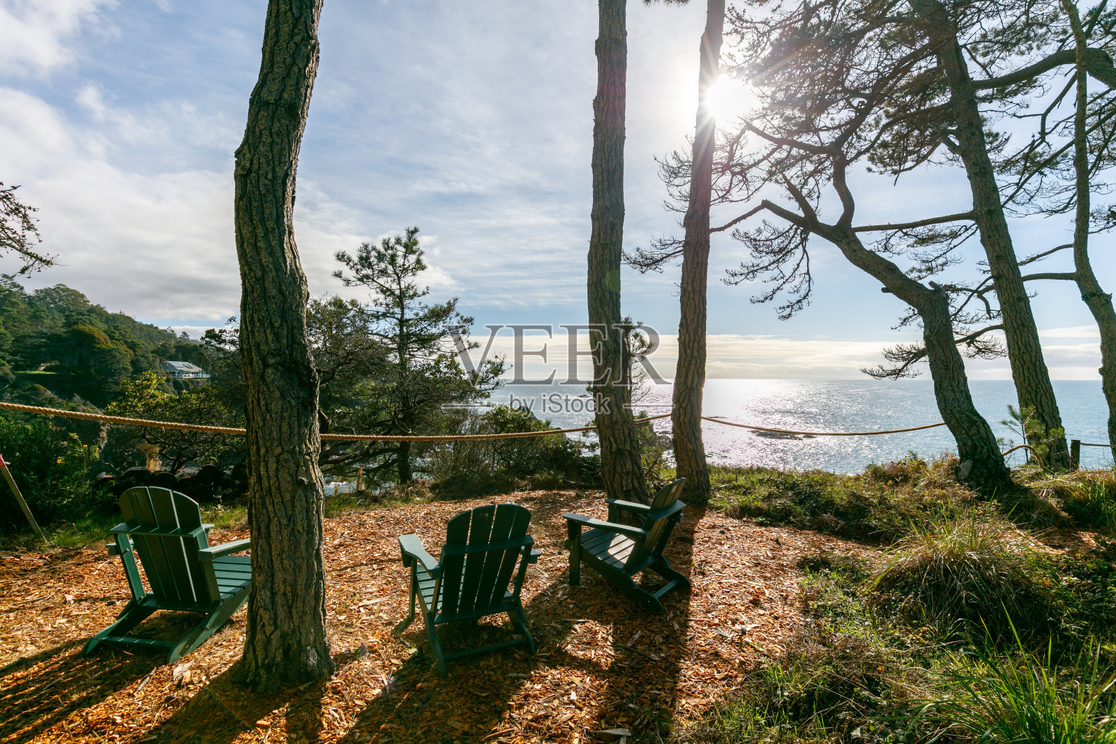 白天没有人的阿迪朗达克椅子在太平洋边上的悬崖上。北加州的索诺马县照片摄影图片
