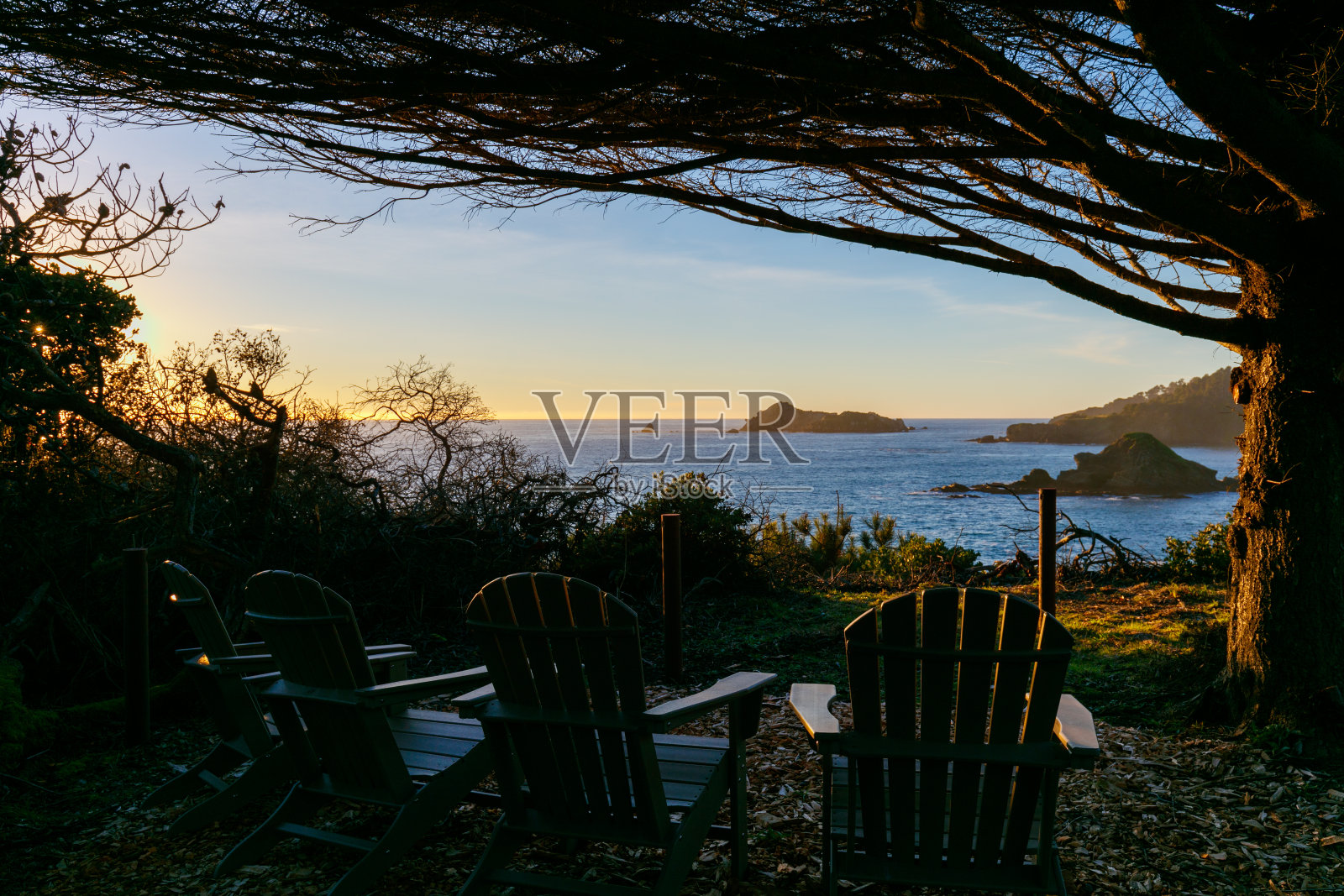 白天没有人的阿迪朗达克椅子在太平洋边上的悬崖上。北加州的索诺马县照片摄影图片