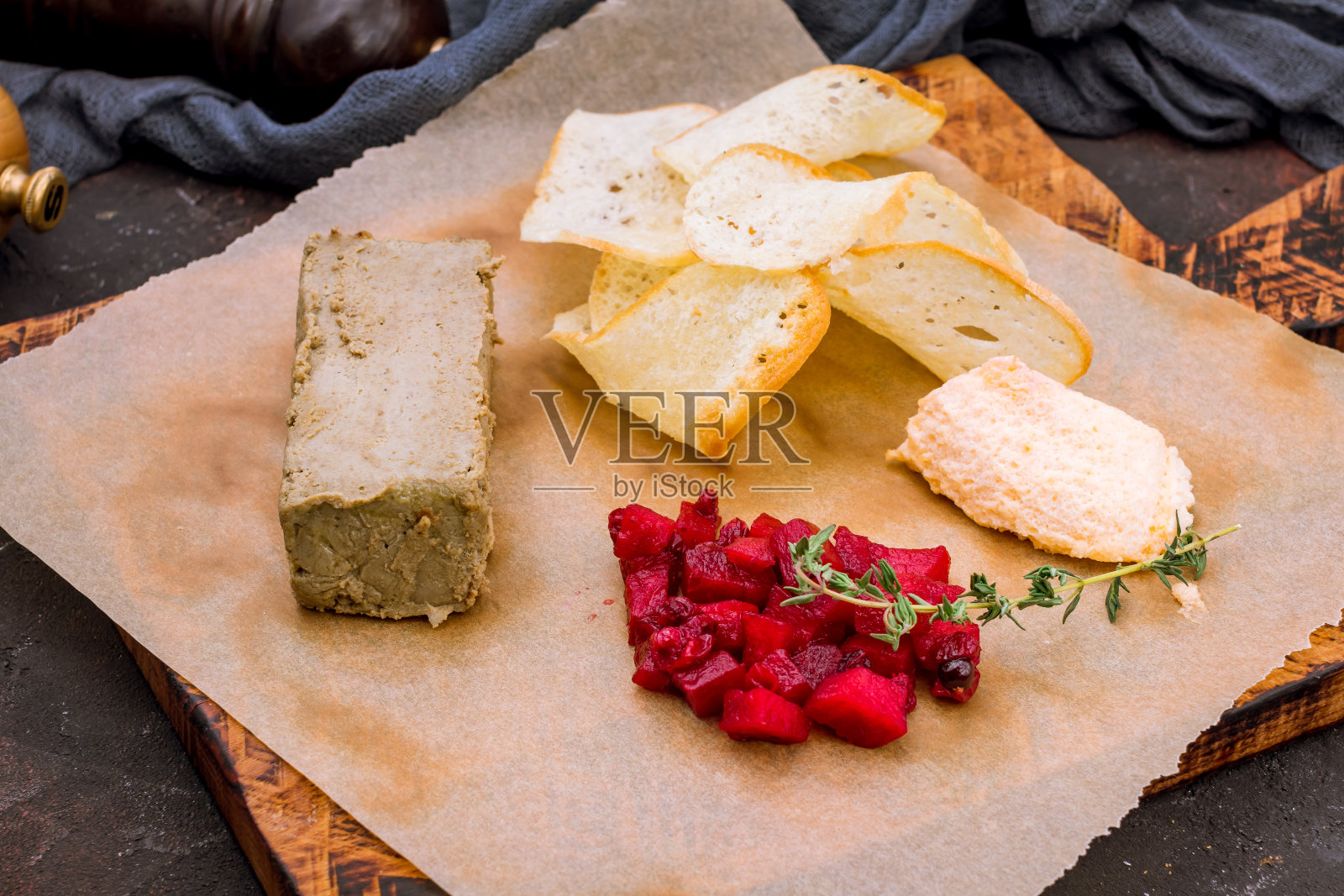 鸡肝酱配面包和果酱照片摄影图片