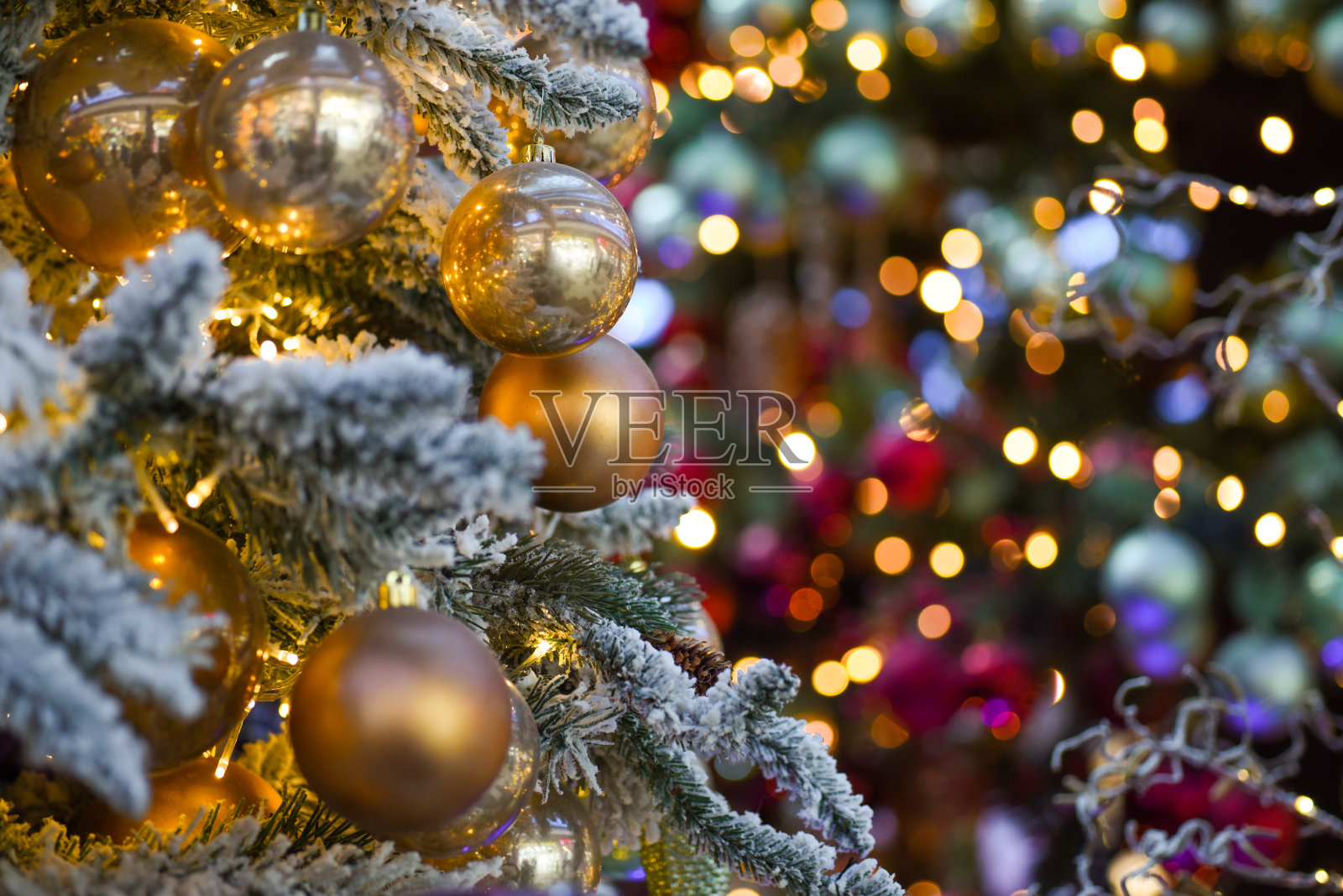 冬季新年的装饰，圣诞树上的装饰，模糊照片摄影图片