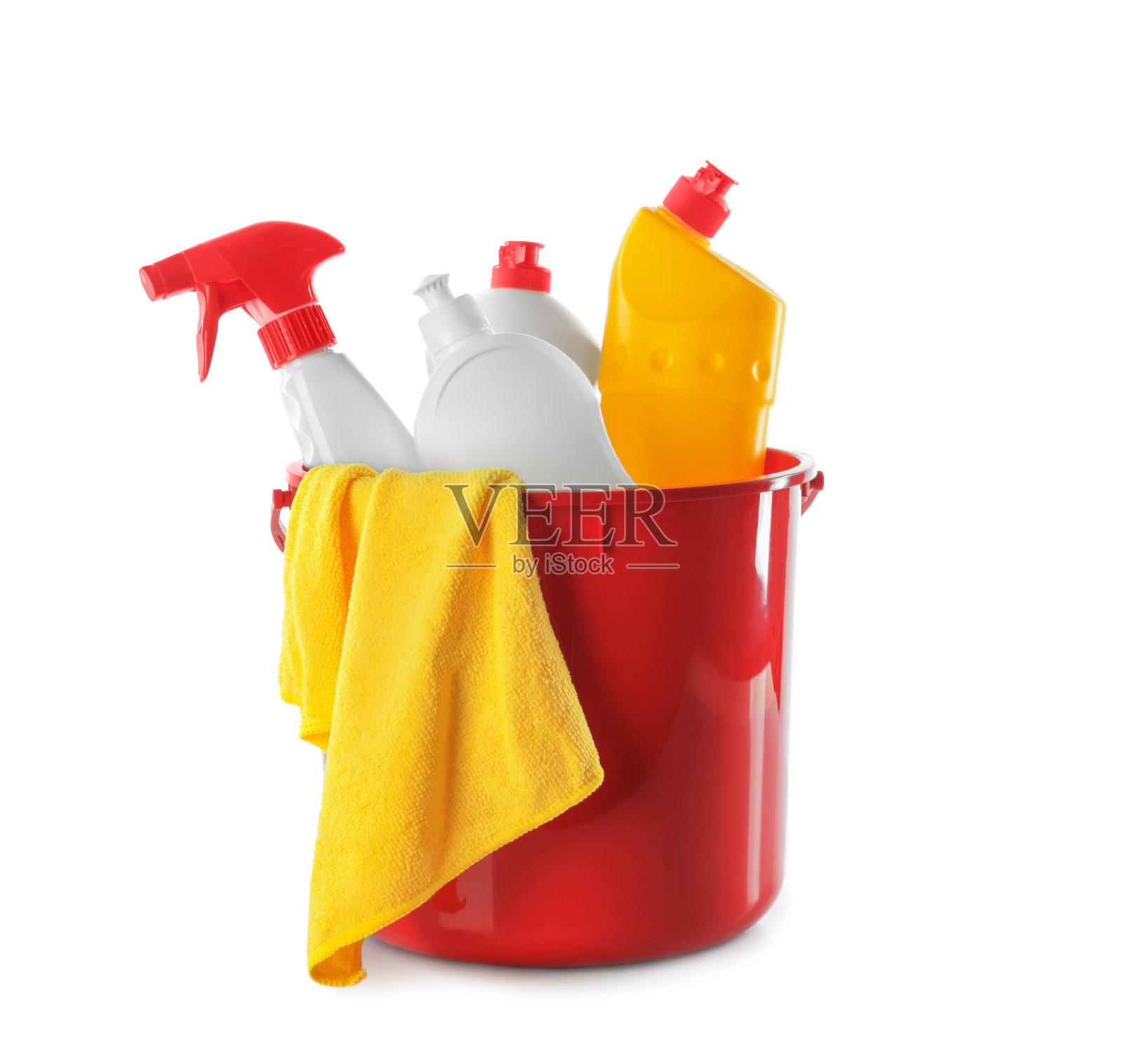 白色背景上装有不同清洁产品的塑料桶和抹布照片摄影图片