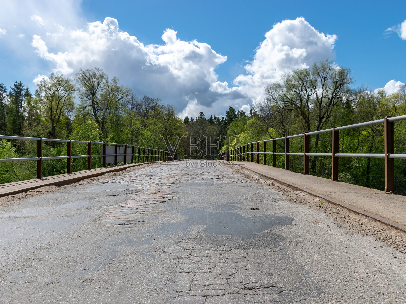 景观有老桥铺装纹理，绿树绿草，照片摄影图片