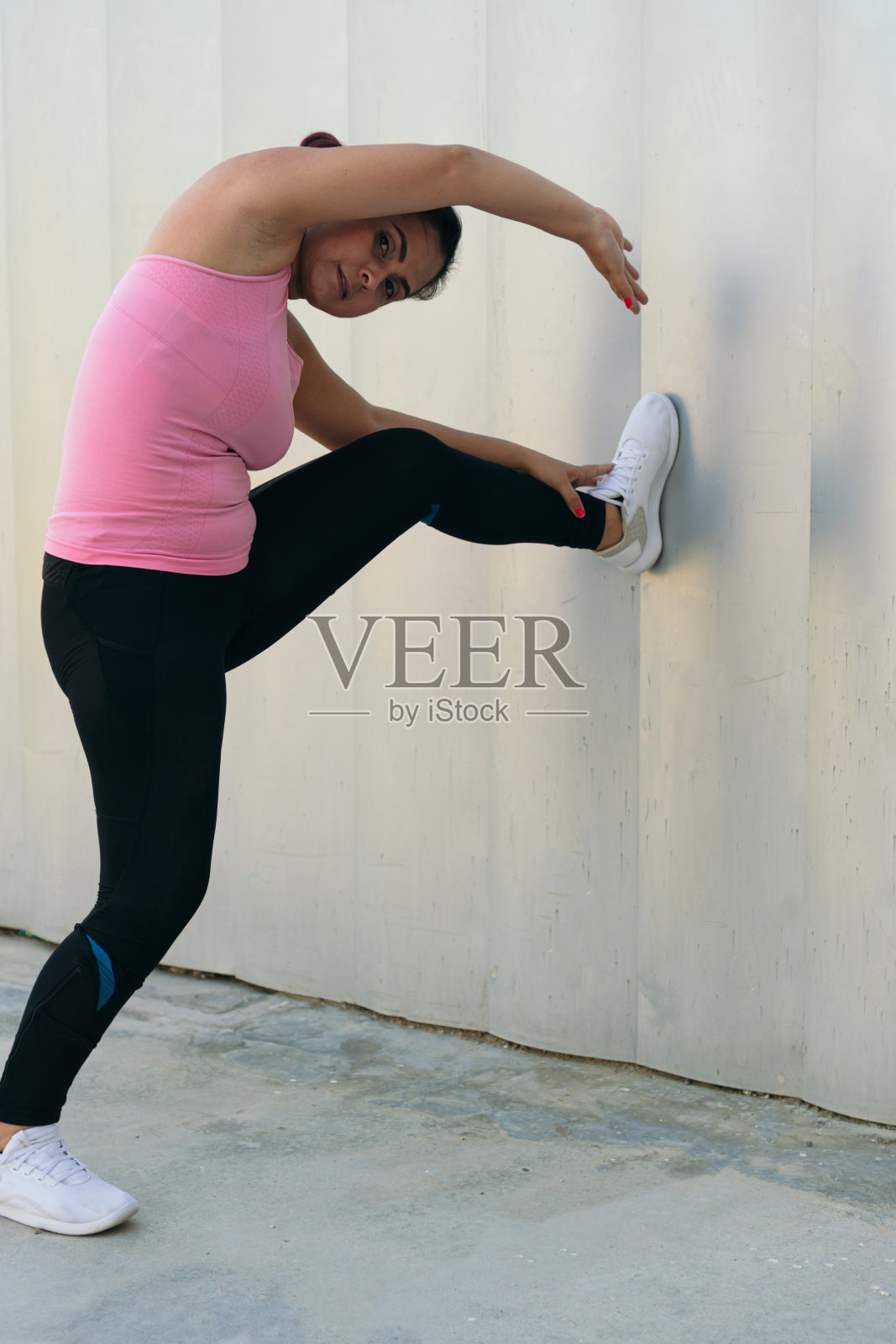 运动妇女做伸展户外照片摄影图片