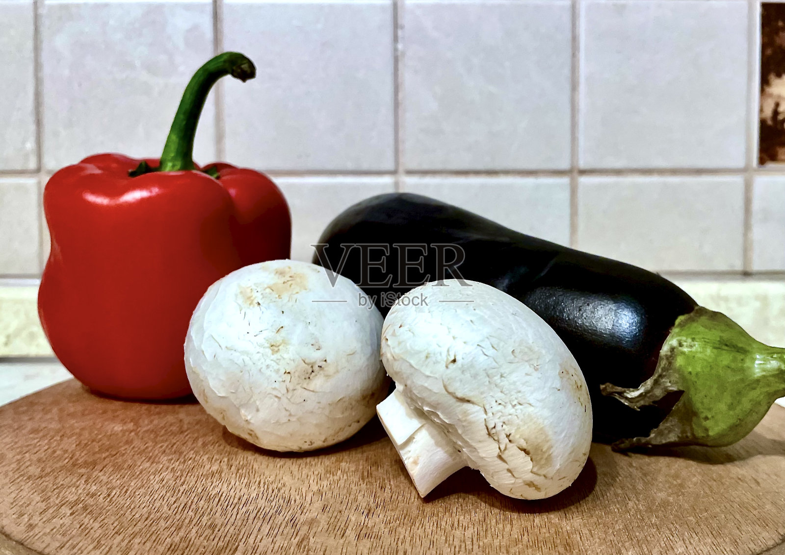 厨房里的切菜板上放着香槟酒、红辣椒和茄子——烹饪素食的特写镜头照片摄影图片