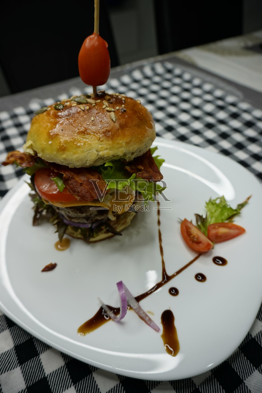 白盘子上的新鲜美味的汉堡照片摄影图片