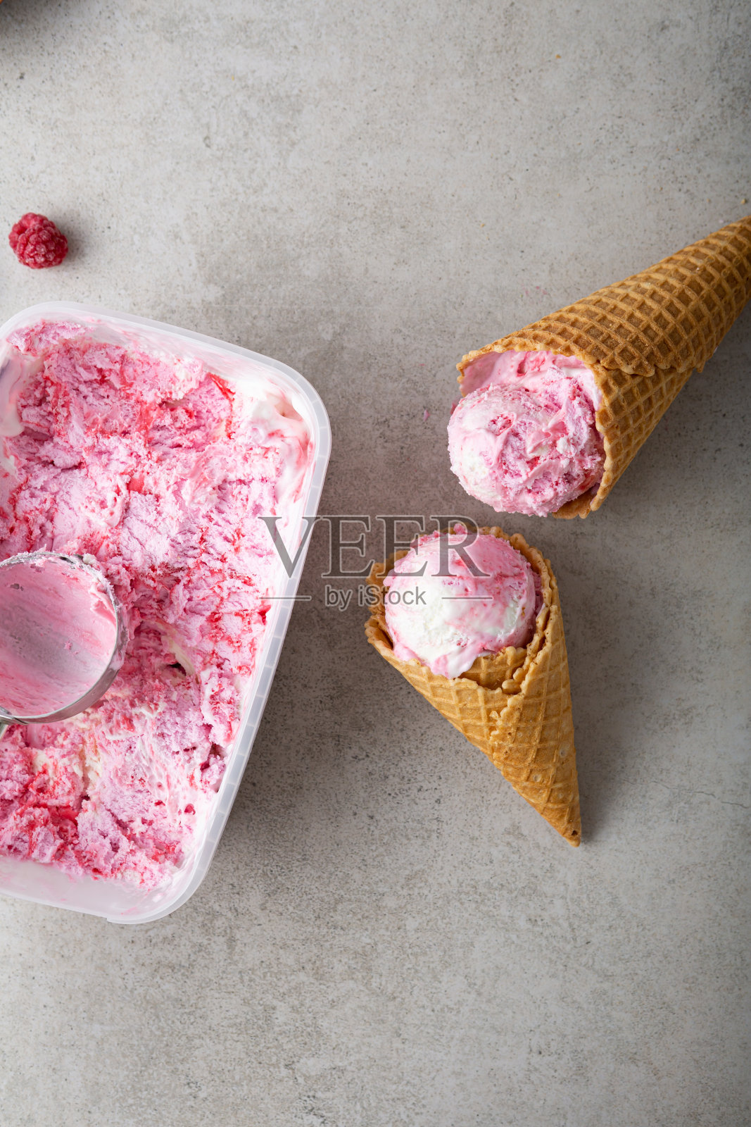 两个华夫筒冰淇淋和盒装食品的俯视图照片摄影图片