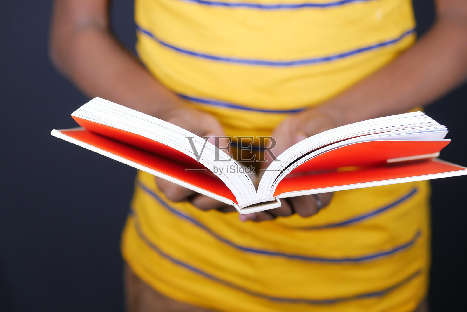 近距离的年轻人正在读一本书照片摄影图片