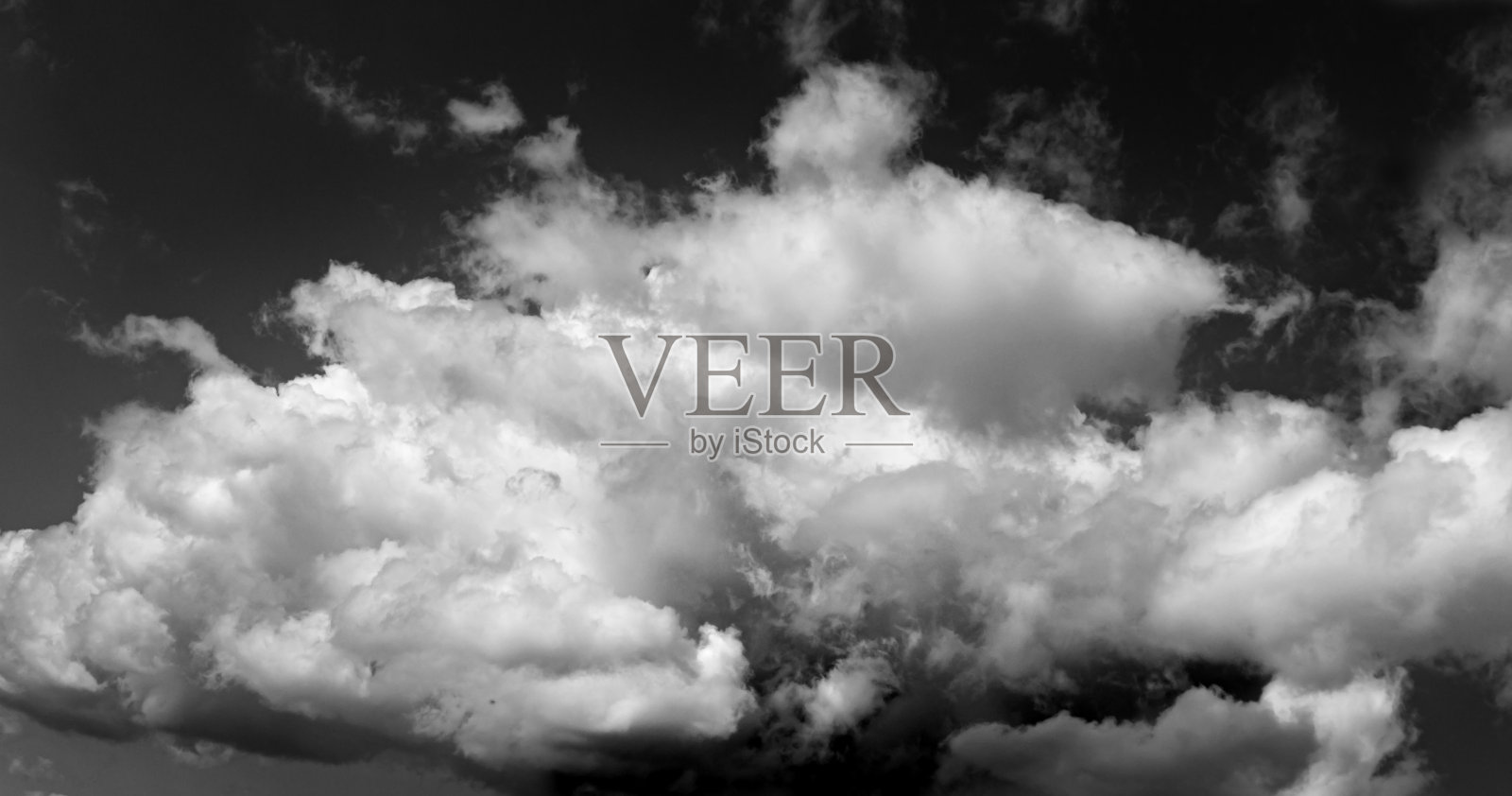 黑色和白色的云。照片摄影图片