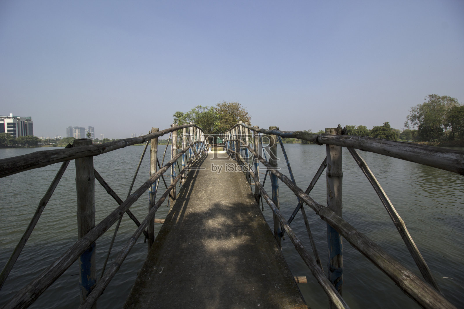 加尔各答一座公园里美丽的吊桥照片摄影图片