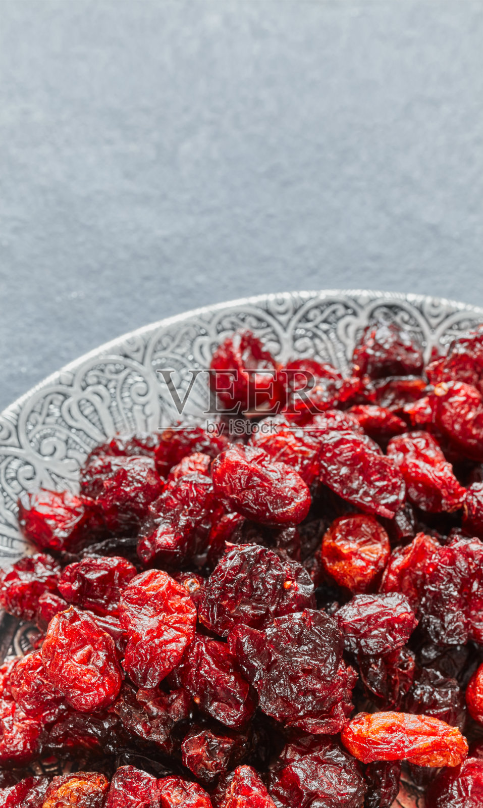 近距离拍摄碗里的蔓越莓干，选择性聚焦照片摄影图片