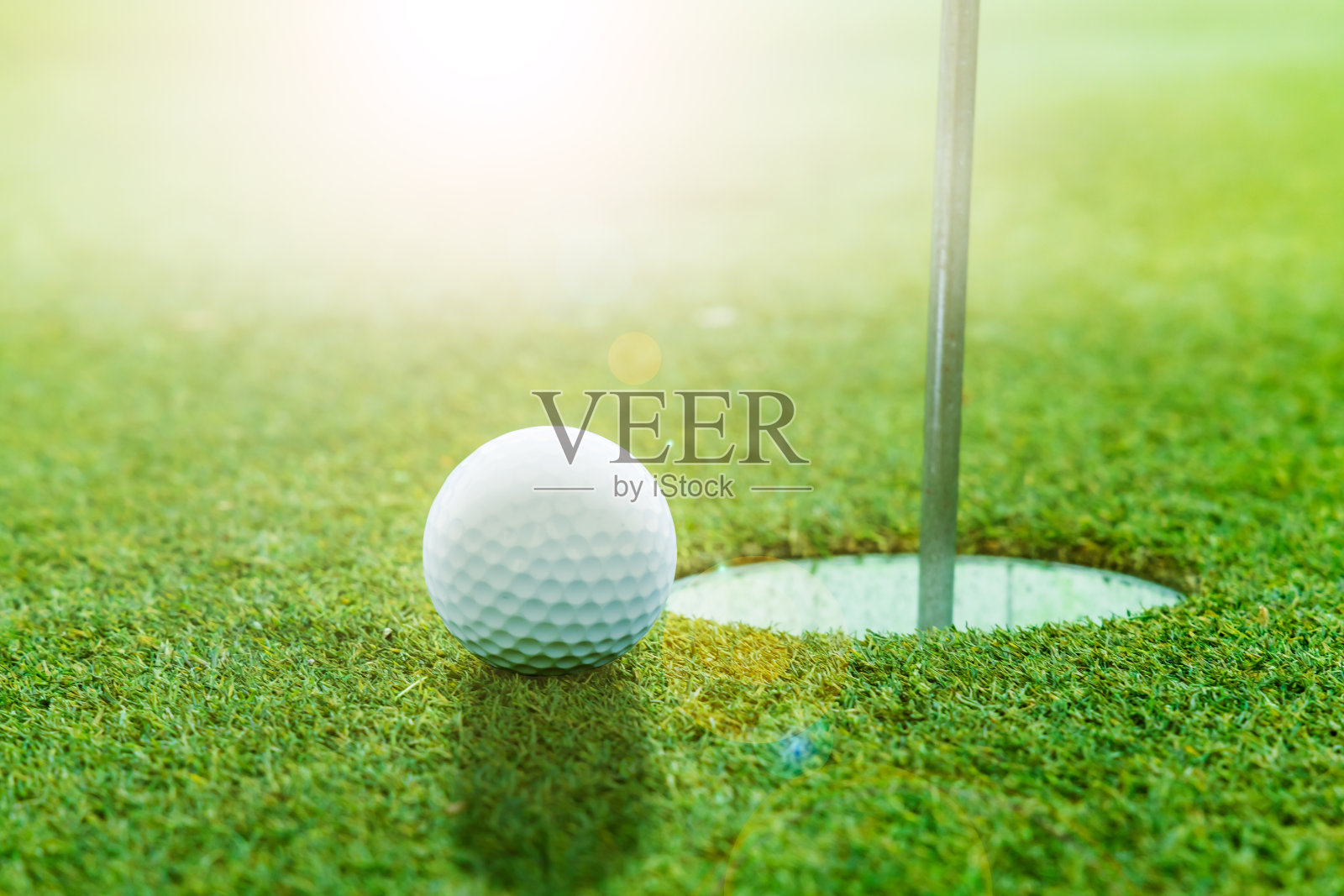 高尔夫球场推杆绿色纯白色高尔夫球照片摄影图片