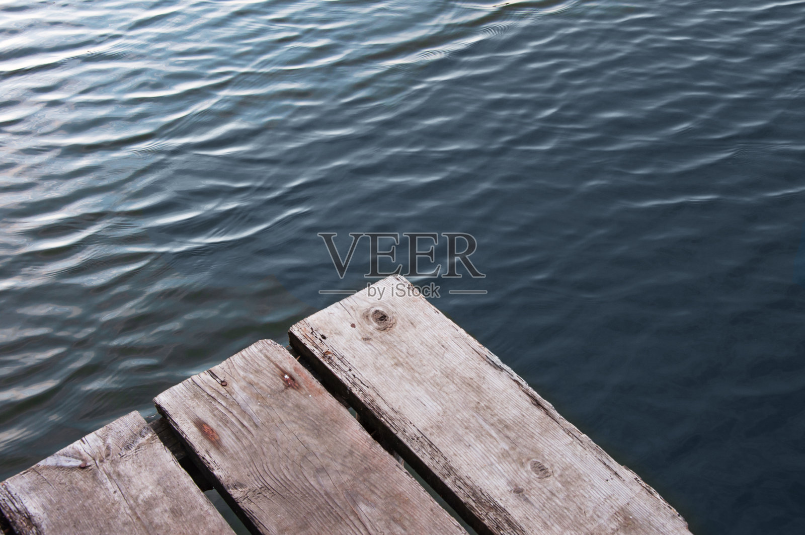 河上古老的木桥供垂钓，清静的河水，休憩照片摄影图片