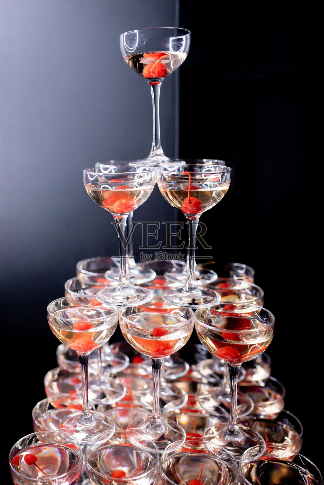 深颜色的樱桃香槟金字塔特写照片摄影图片