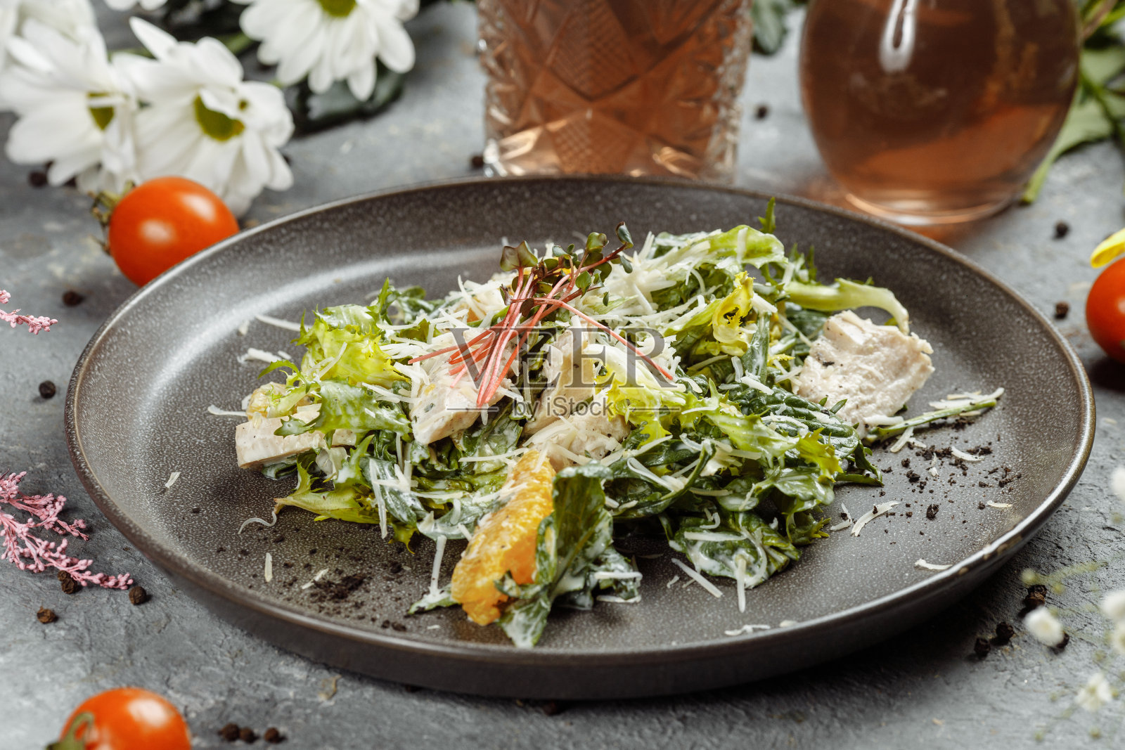 大橘色核桃鸡肉沙拉俯视图照片摄影图片