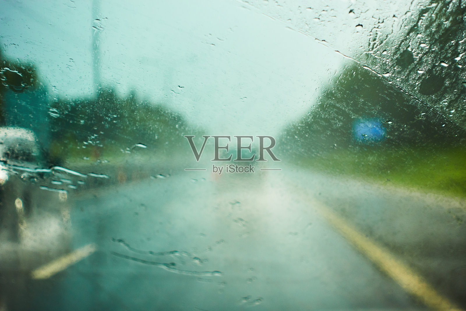 雨天透过车窗看到的道路交通模糊照片摄影图片