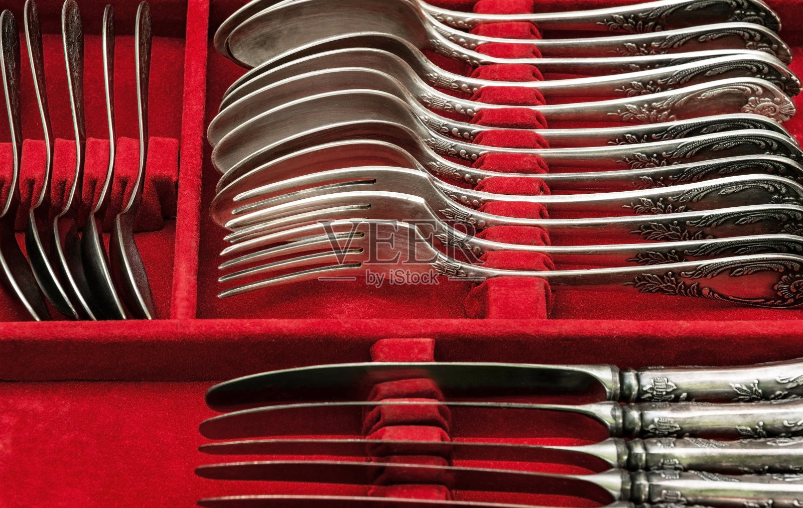红色天鹅绒盒子里的银餐具照片摄影图片