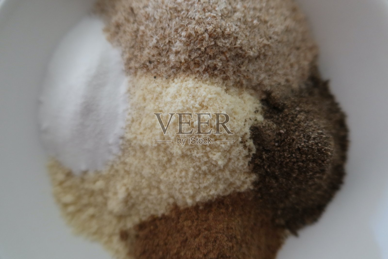 把干食材放在一个白色的碗里照片摄影图片