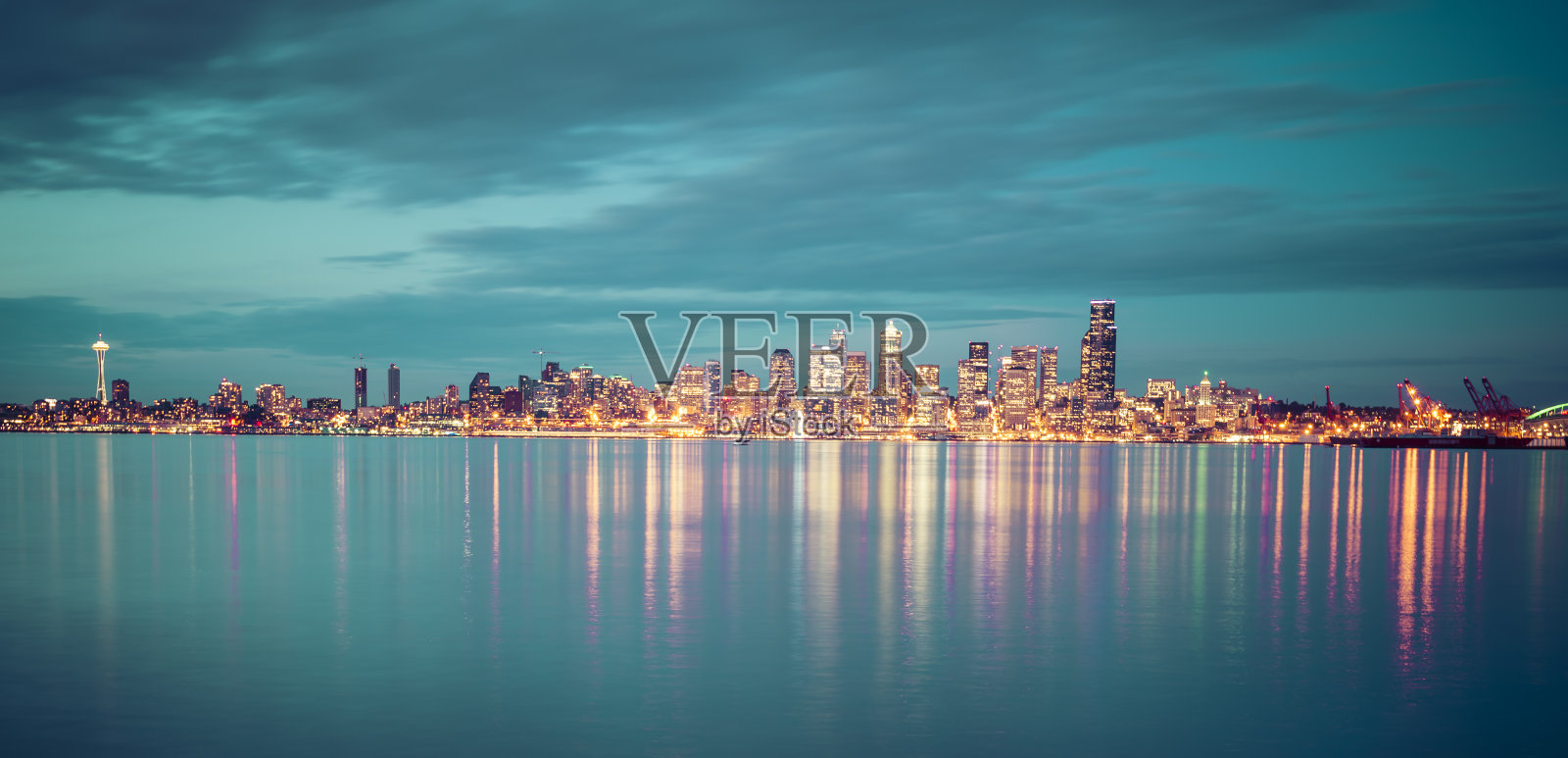 西雅图城市的天际线与水中的倒影，西雅图，华盛顿，美国。照片摄影图片