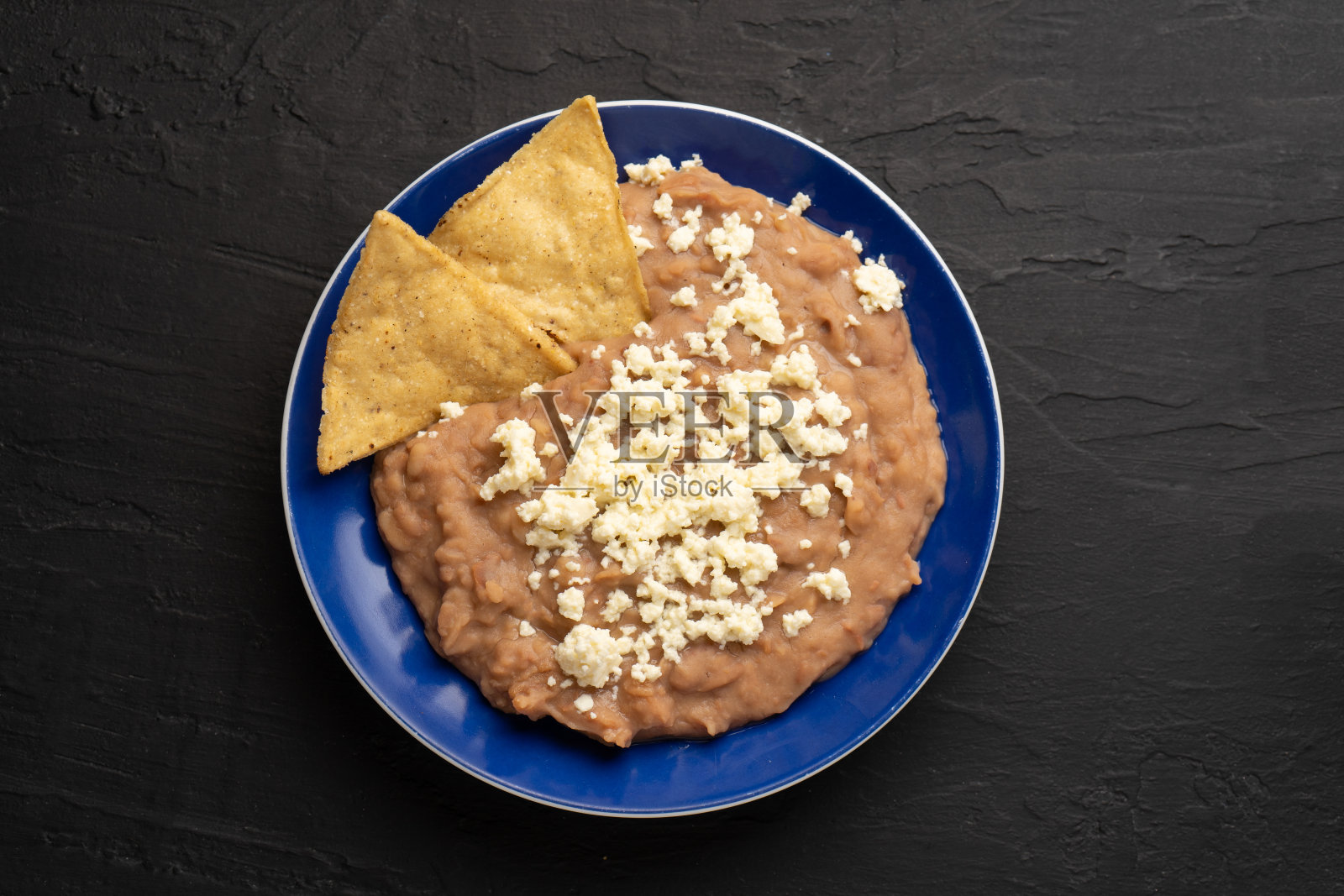 墨西哥炒豆配奶酪和番茄照片摄影图片