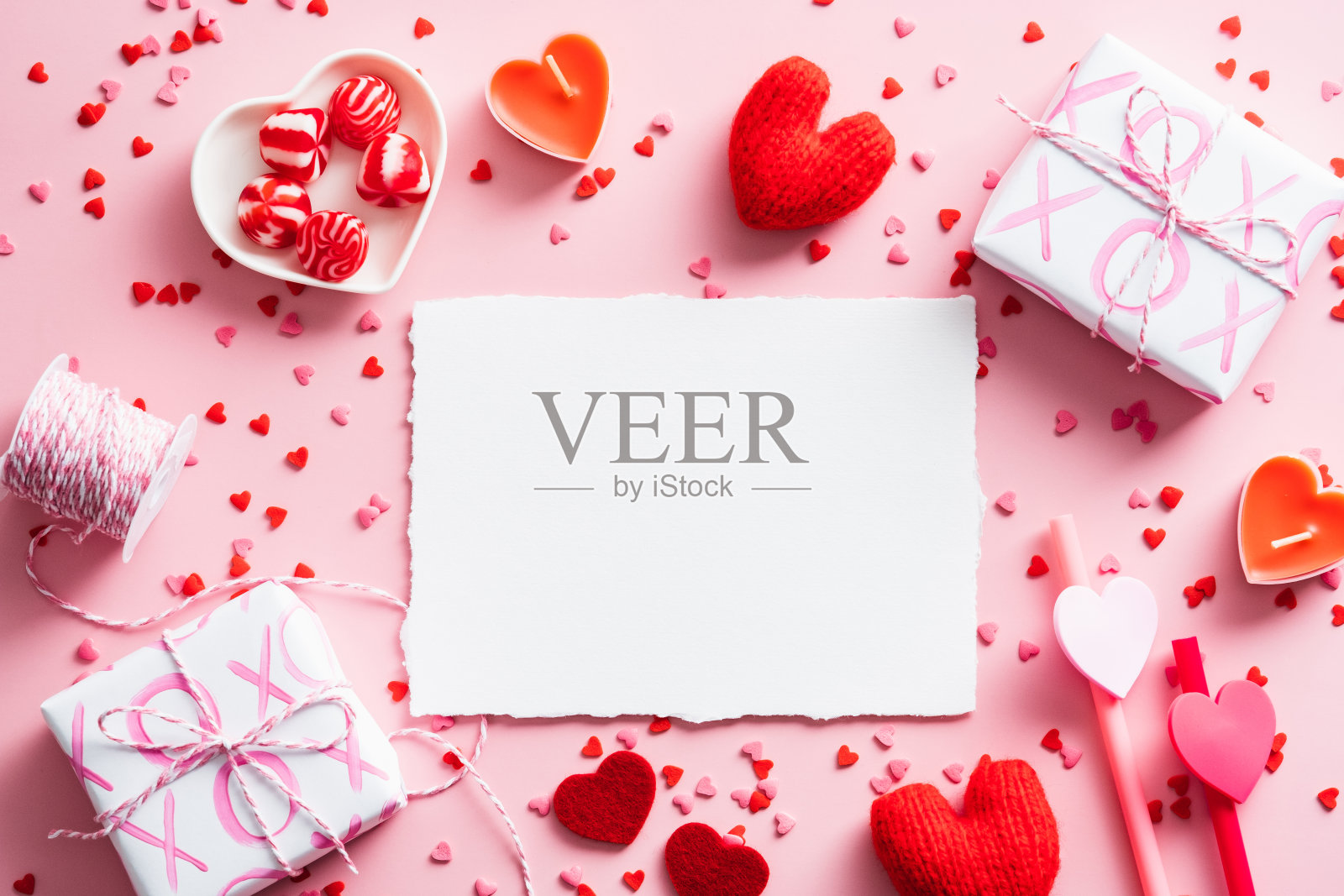 情人节快乐贺卡设计。俯视图空白纸卡片，礼物，丝带，粉红色背景上的五彩纸屑。爱情,浪漫的概念照片摄影图片