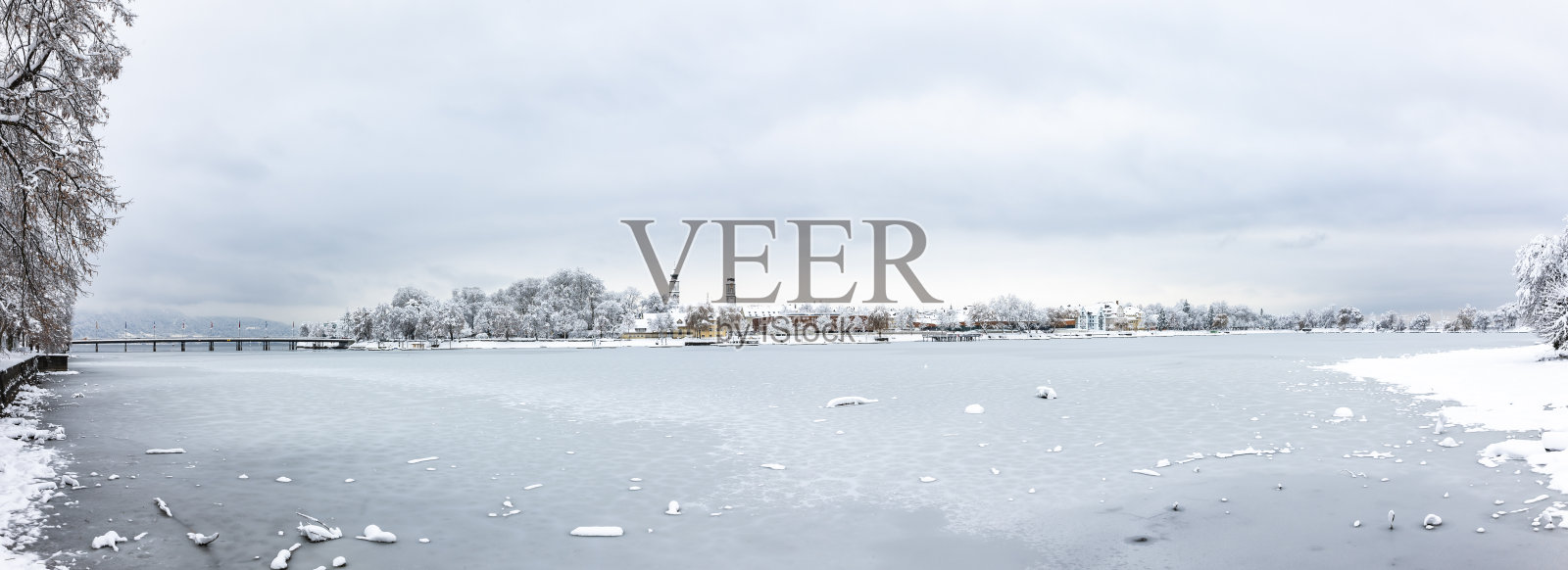 冬天的康斯坦斯林道湖与结冰的小湖照片摄影图片