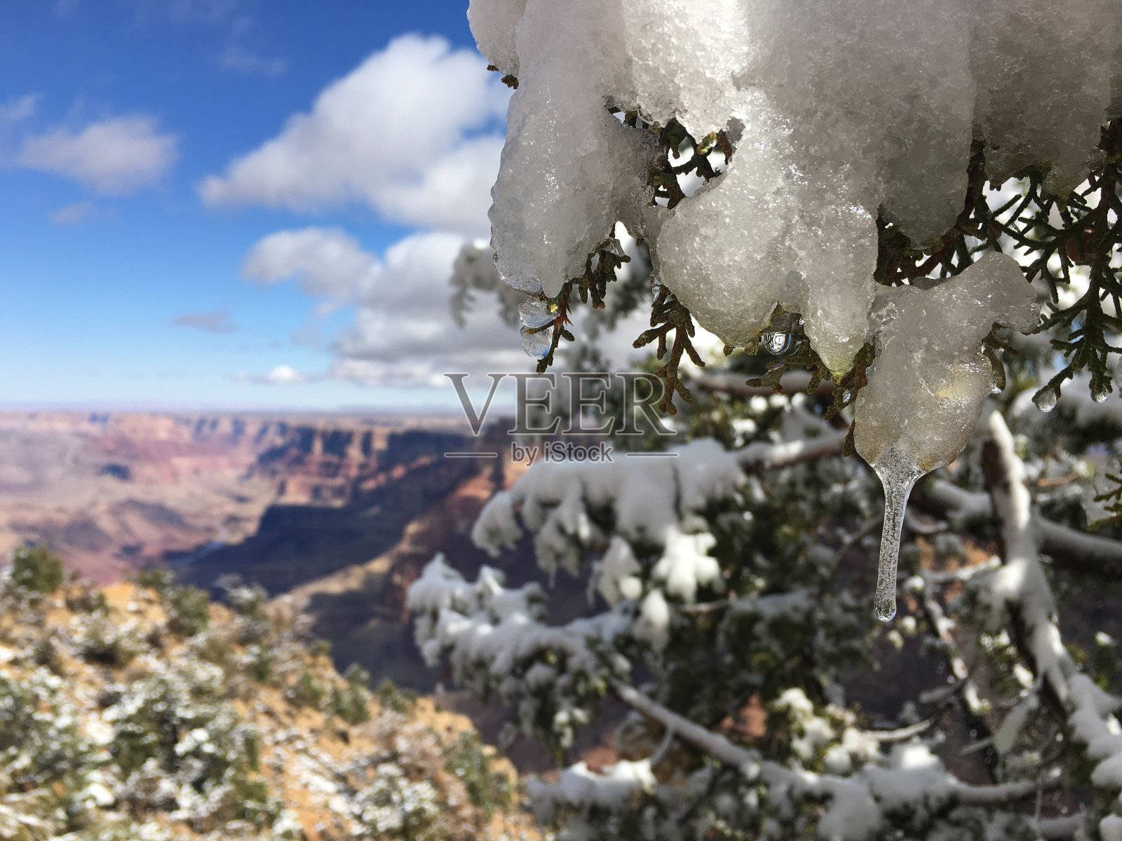 10月，亚利桑那州大峡谷沙漠瞭望塔附近下雪。照片摄影图片
