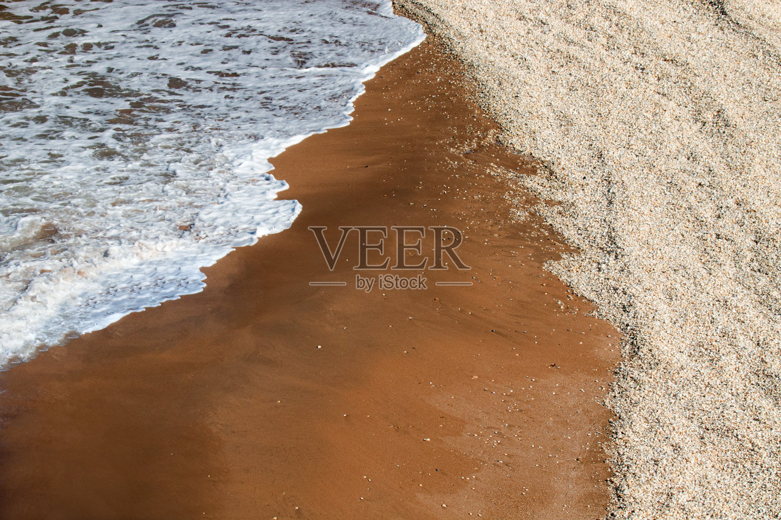 沙滩上柔软的海浪照片摄影图片