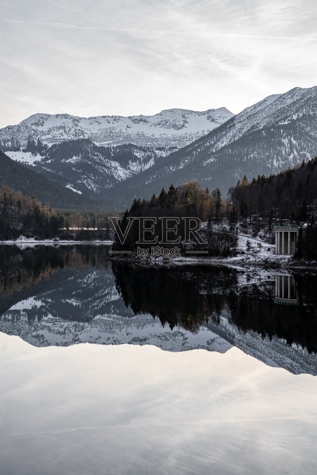 白天镜湖山照片摄影图片