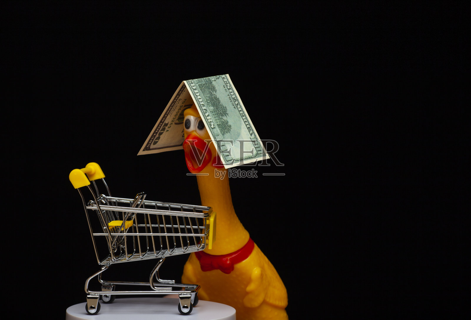 图电车橡胶鸡钱黑色背景照片摄影图片