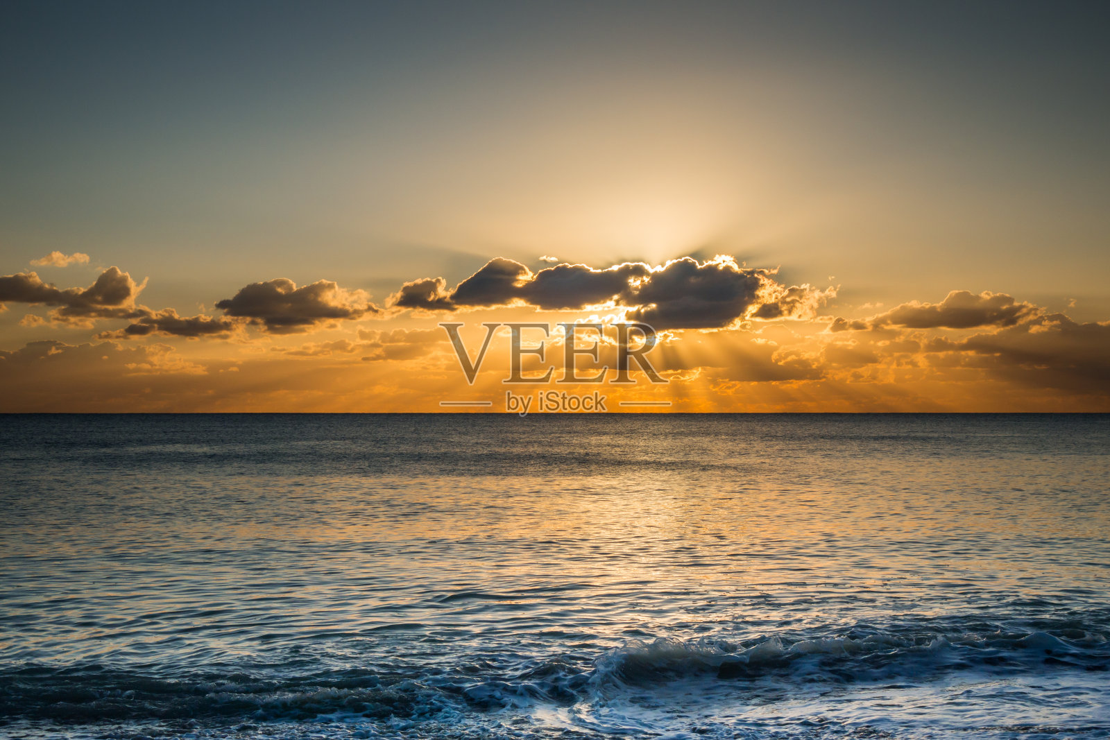 日落时从海滩上看到的完美海景照片摄影图片