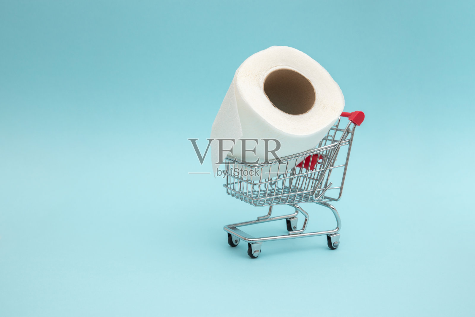 卫生纸在购物车里。市场上卫生纸供不应求的概念。照片摄影图片